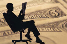 Silueta de una persona sentada en una silla de oficina leyendo un periódico, superpuesta a la imagen de un gran billete de cinco dólares, como si reflexionara sobre el último informe de tráfico en el boletín diario.